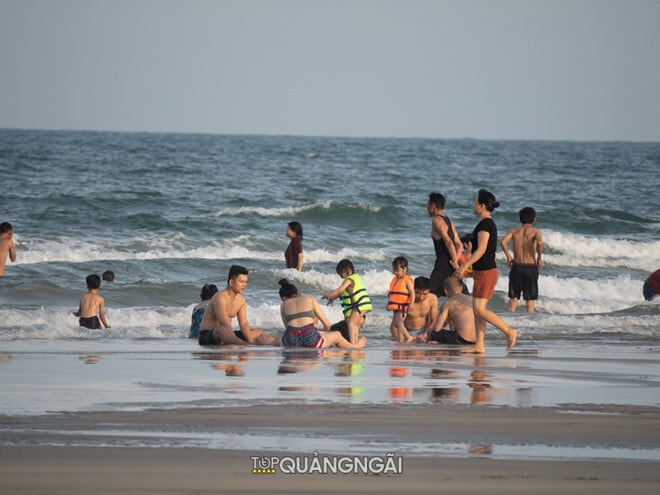 Bãi biển Mỹ Khê Quảng Ngãi thơ mộng trong buổi bình minh