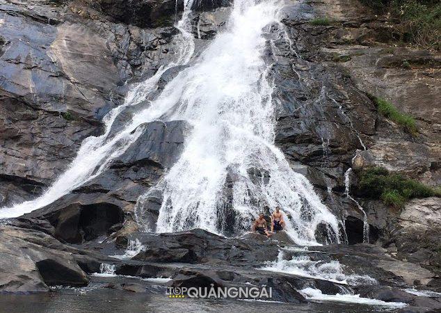 Thư giãn tại suối Tầm Linh – Quảng Ngãi đẹp như tiên cảnh
