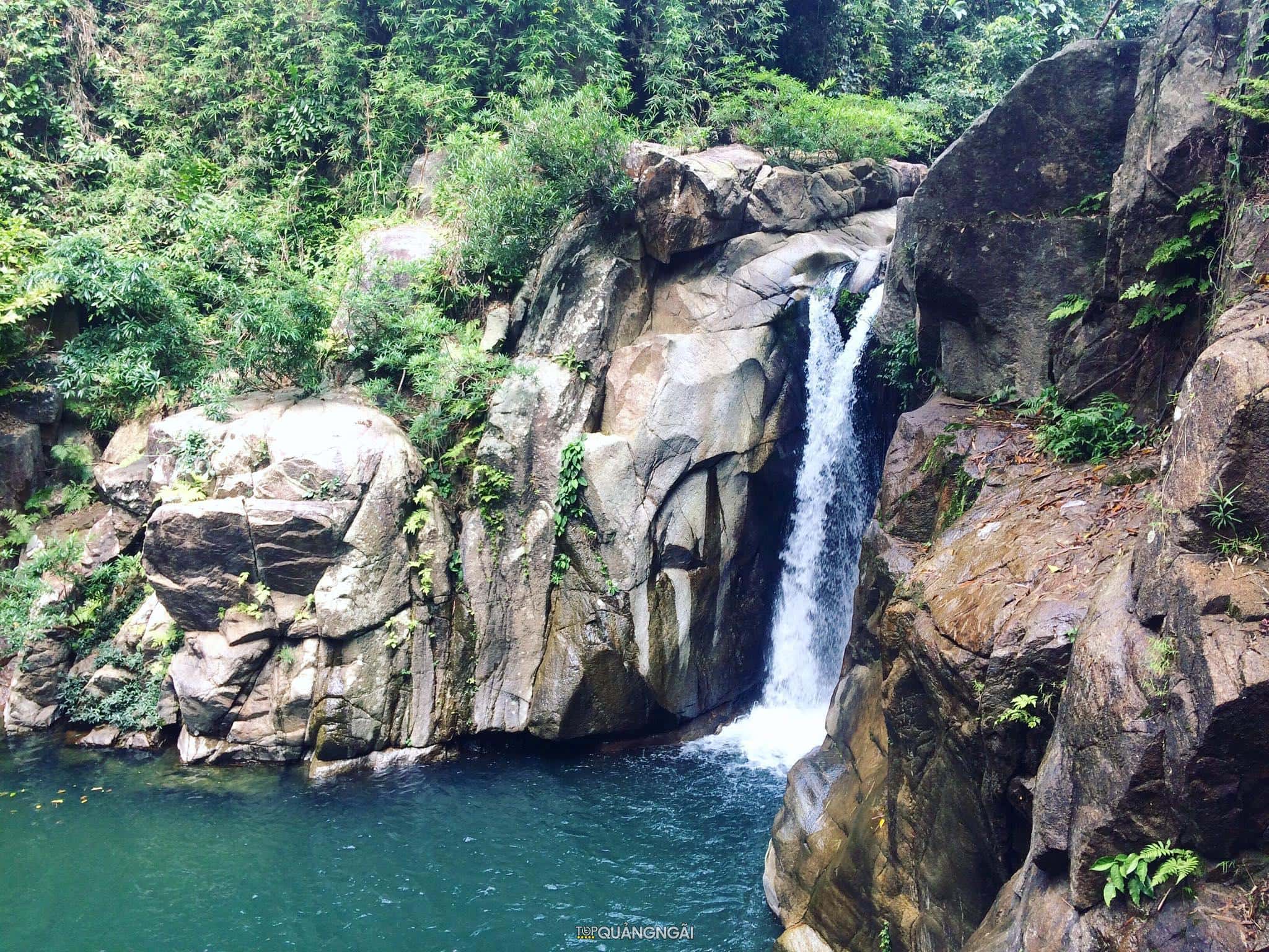 Vẻ đẹp hùng vĩ của thác Lũng Ồ - Quảng Ngãi vào ngày hè