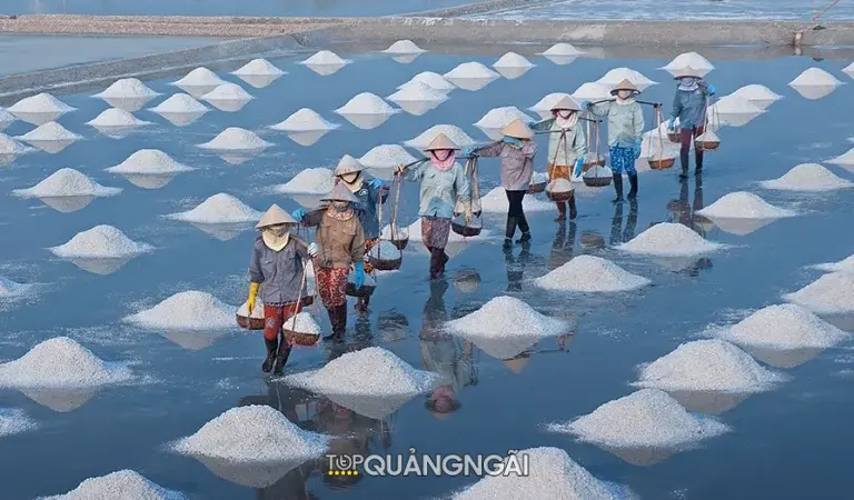 Trải nghiệm thú vị tại đồng muối Sa Huỳnh – Quảng Ngãi