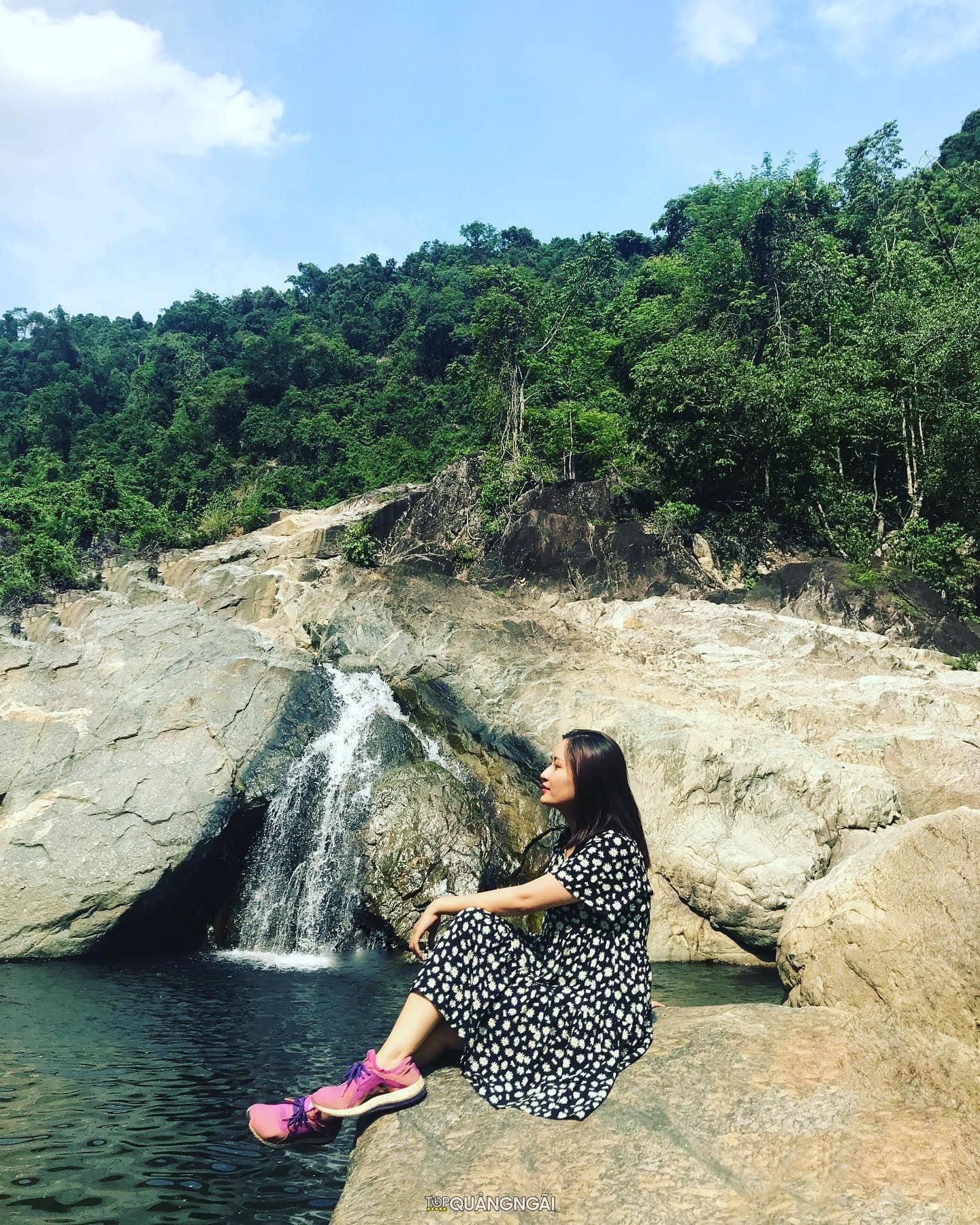 Hòa mình vào dòng thác Cà Đú mát lành tại Trà Bồng - Quảng Ngãi