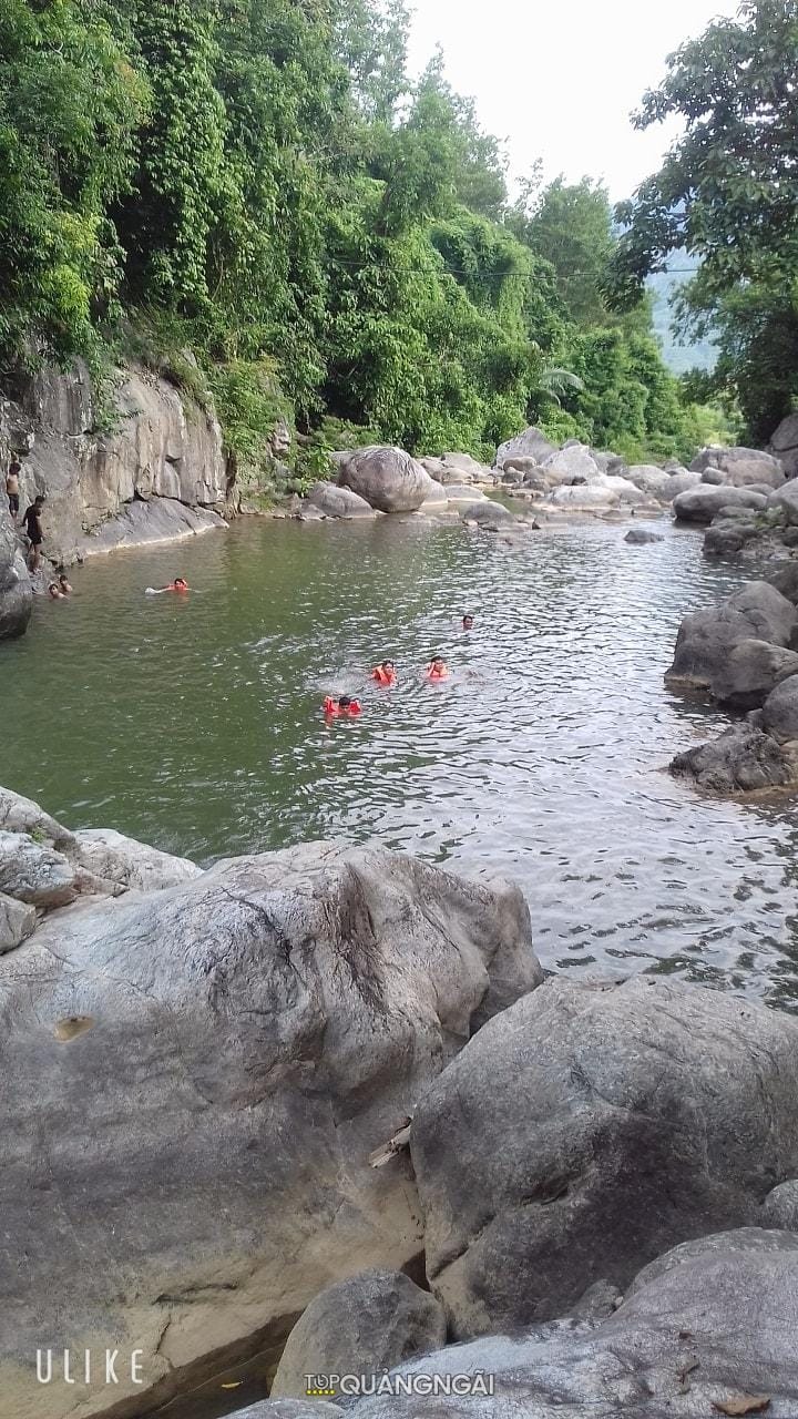 Hòa mình vào dòng thác Cà Đú mát lành tại Trà Bồng - Quảng Ngãi